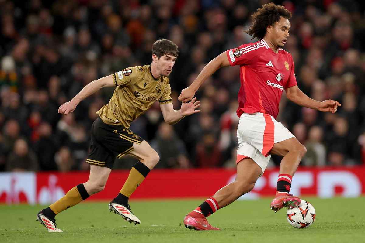 Zikzee, ex Bologna, mentre tenta un'azione in Premier con la maglia del Manchester United