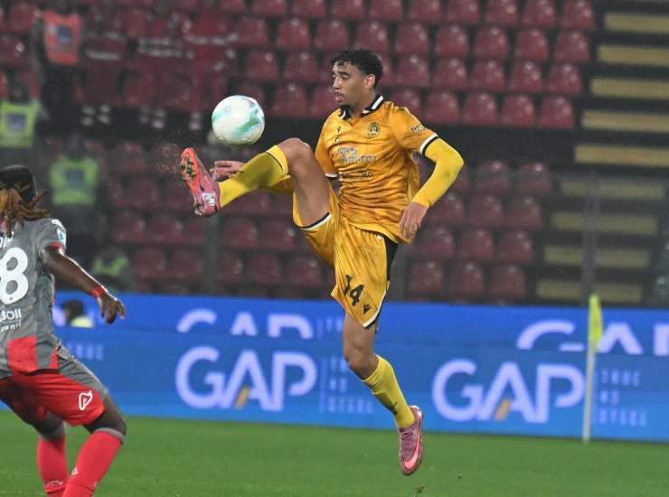 Atta controlla la palla