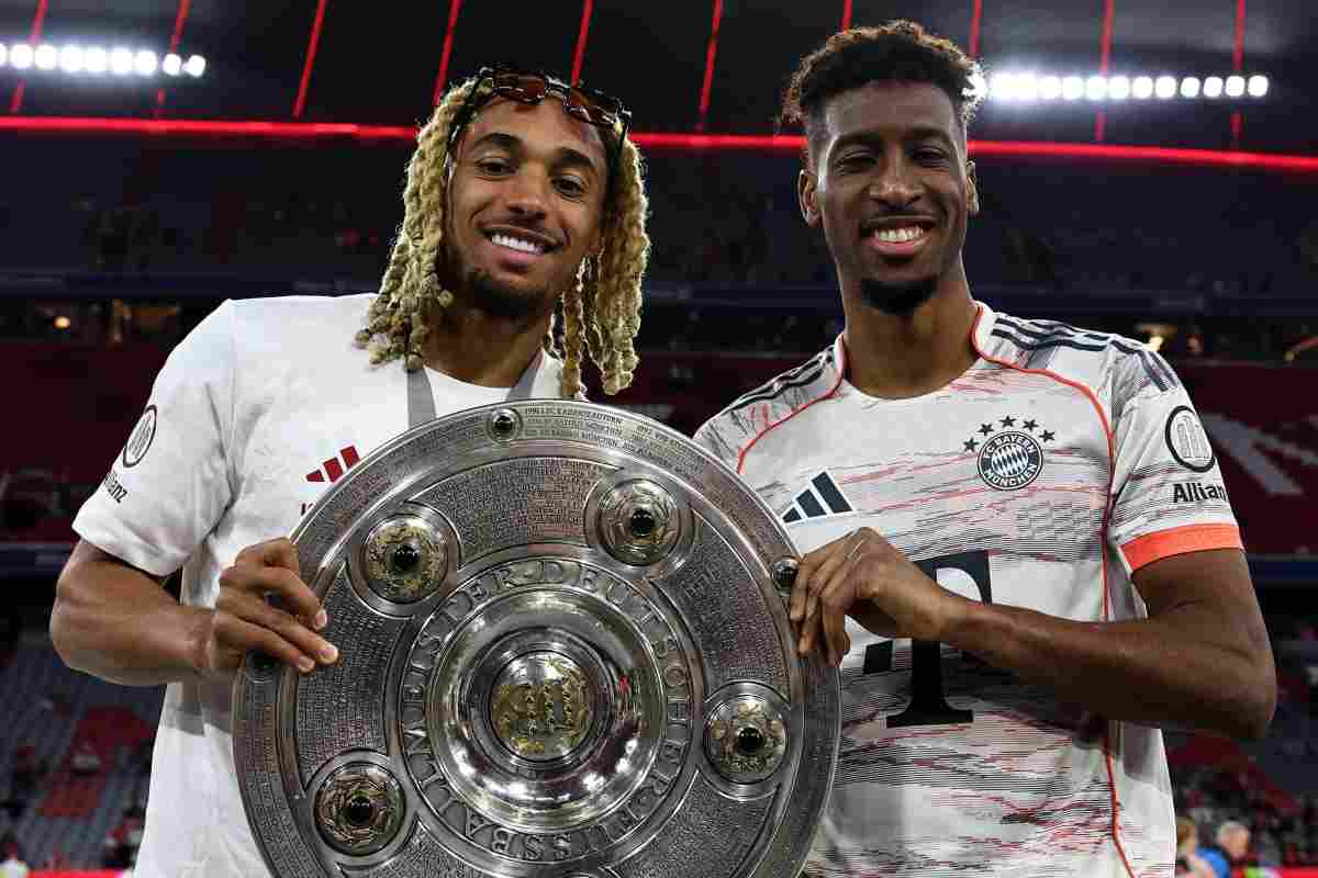 Boey con un trofeo in mano