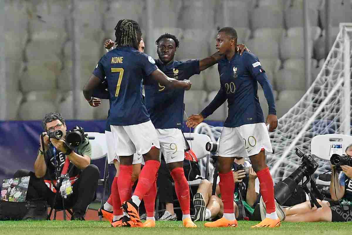 Kalimuendo con la maglia della Francia