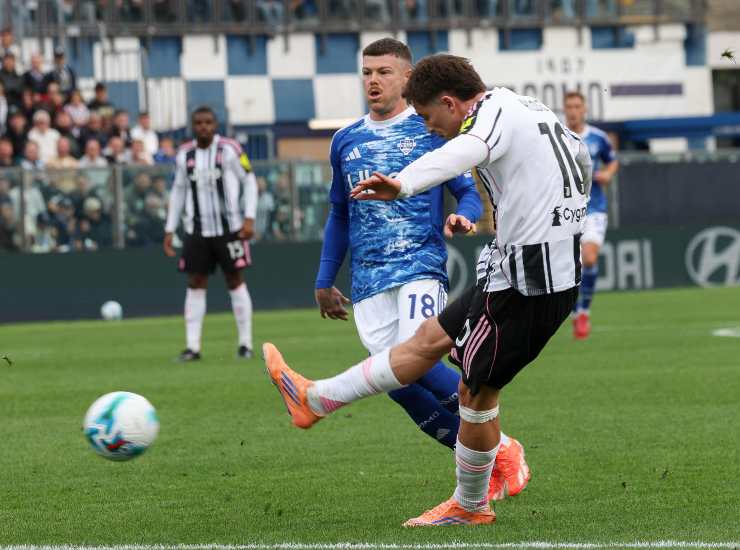 Yildiz calcia la palla