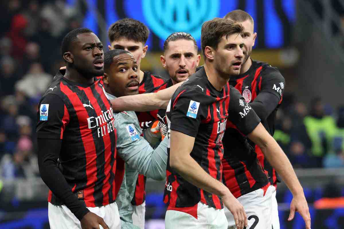 I giocatori del Milan durante una fase della gara con l'Inter
