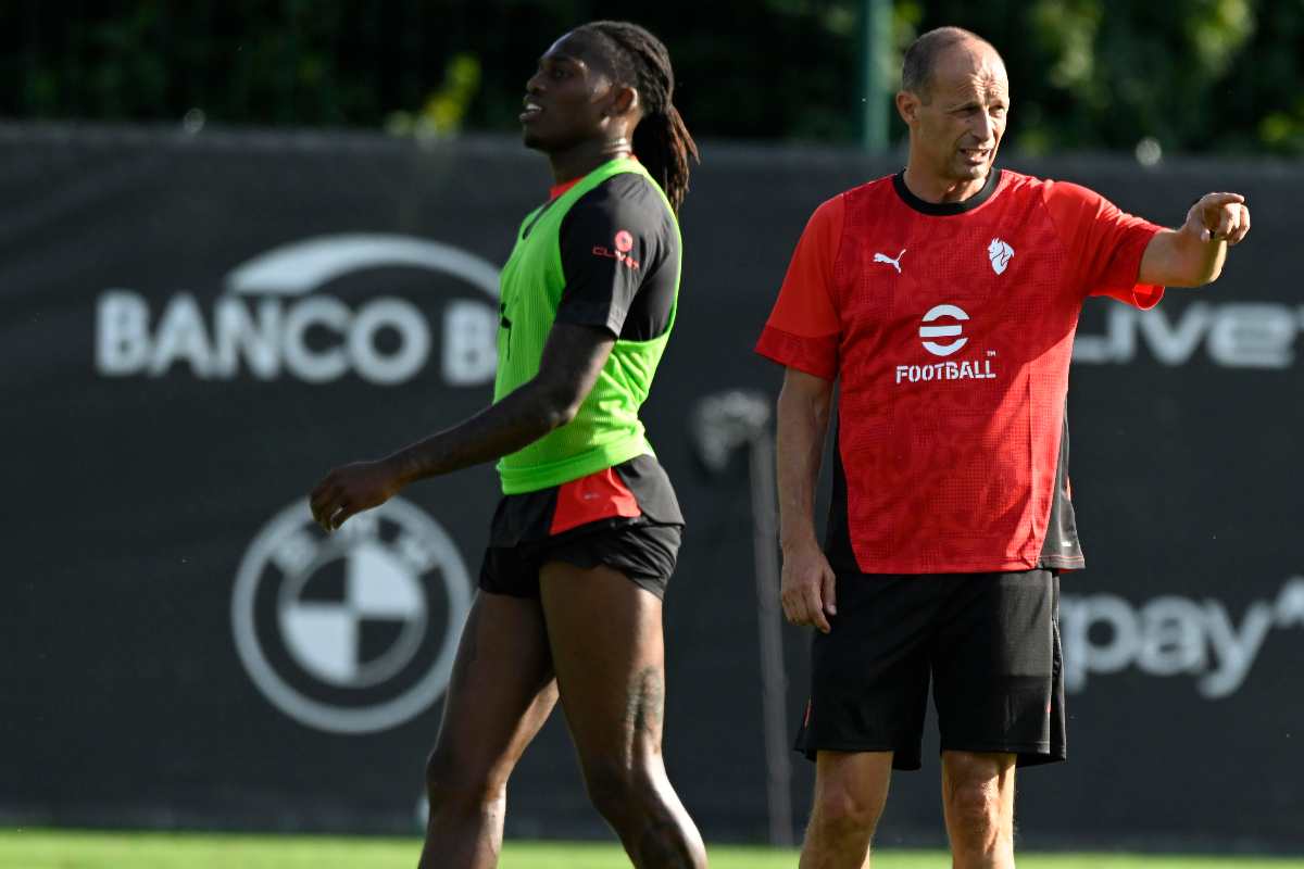Max Allegri e Leao durante un allenamento a Milanello