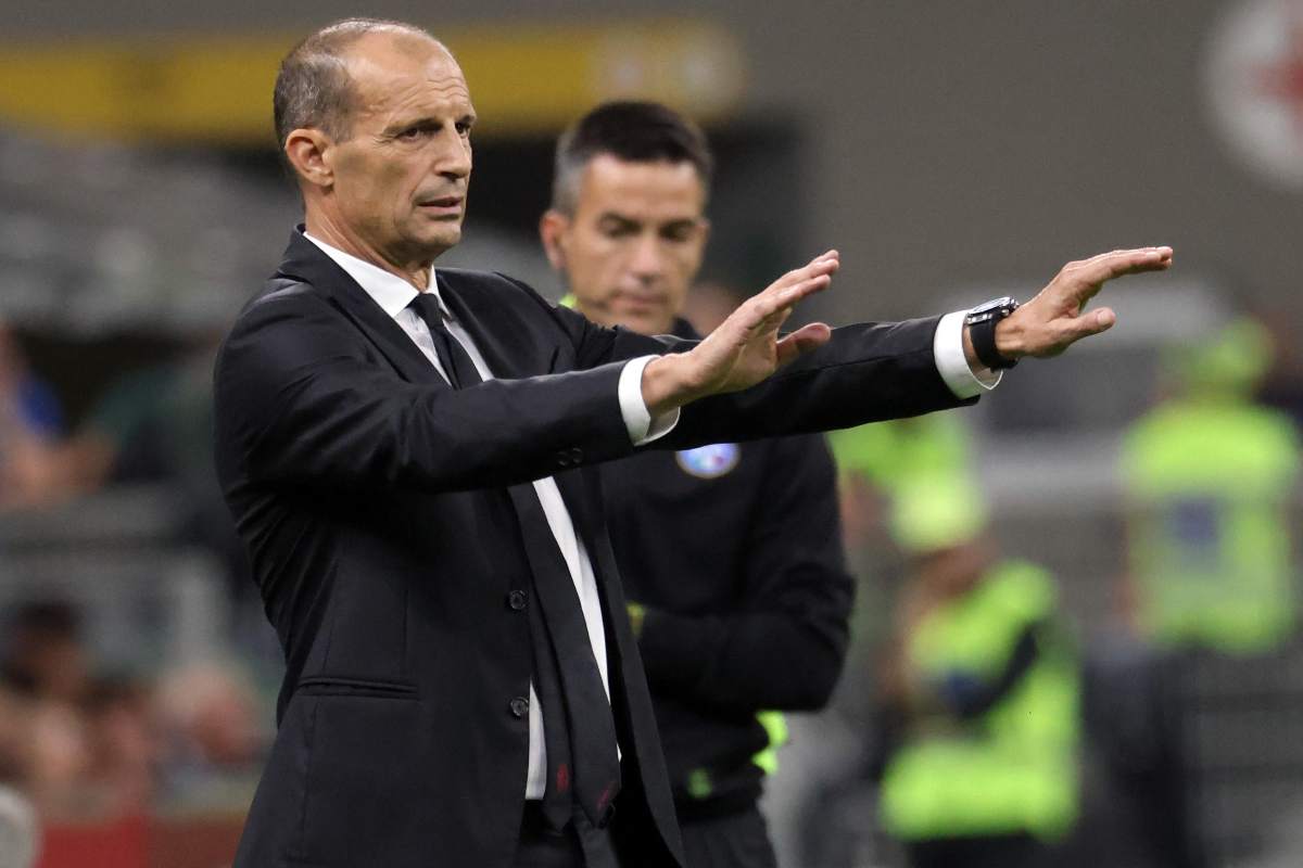 Il tecnico del Milan Allegri mentre dà disposizioni alla squadra e in particolare a Leao