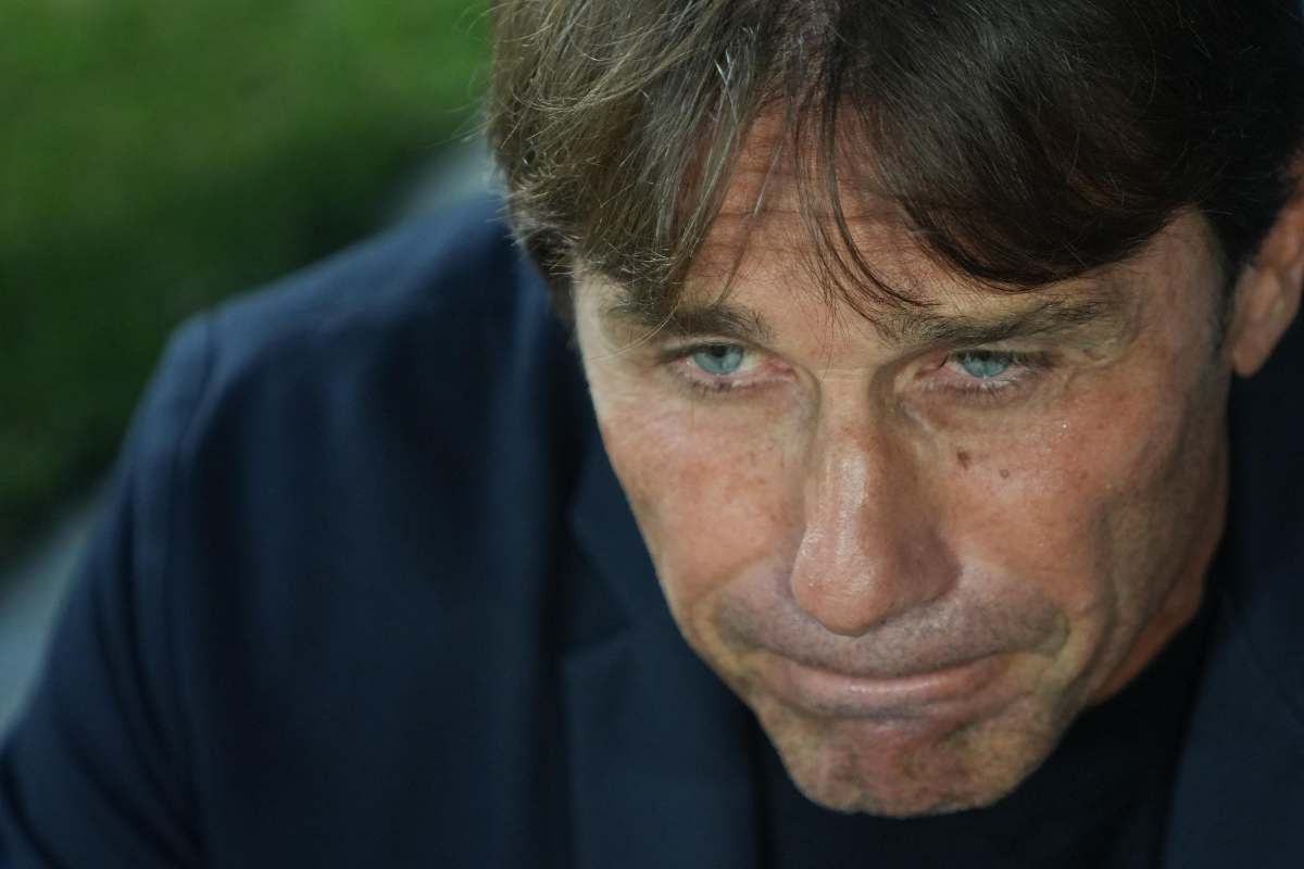 Il tecnico del Napoli Antonio Conte in riflessione