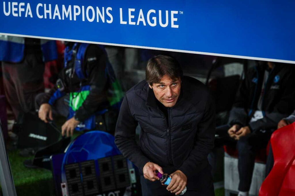 Antonio Conte poco prima di iniziare la sfida di Champions col Benfica