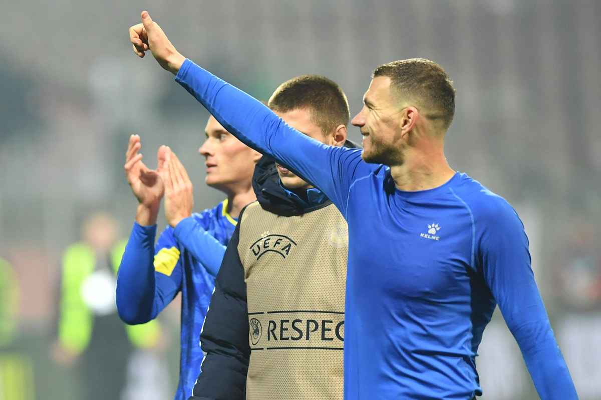 Edin Dzeko mentre esulta dopo una partita della sua nazionale