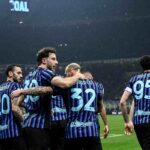 I giocatori dell'Inter che festeggiano dopo un gol al Como