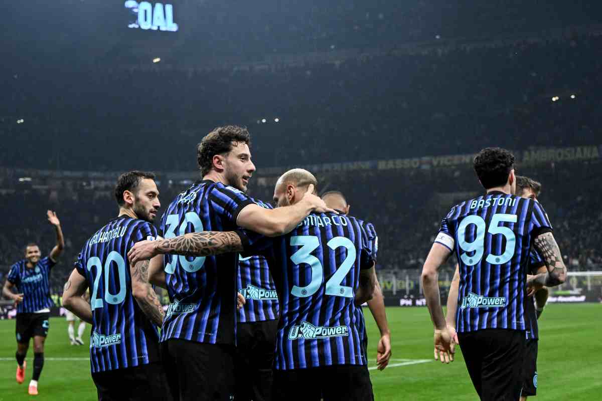 I giocatori dell'Inter che festeggiano dopo un gol al Como