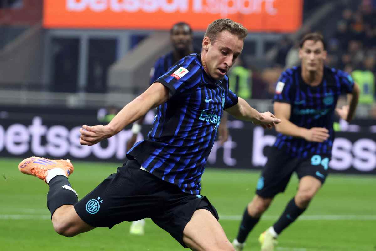 Davide Frattesi mentre cerca di segnare un gol