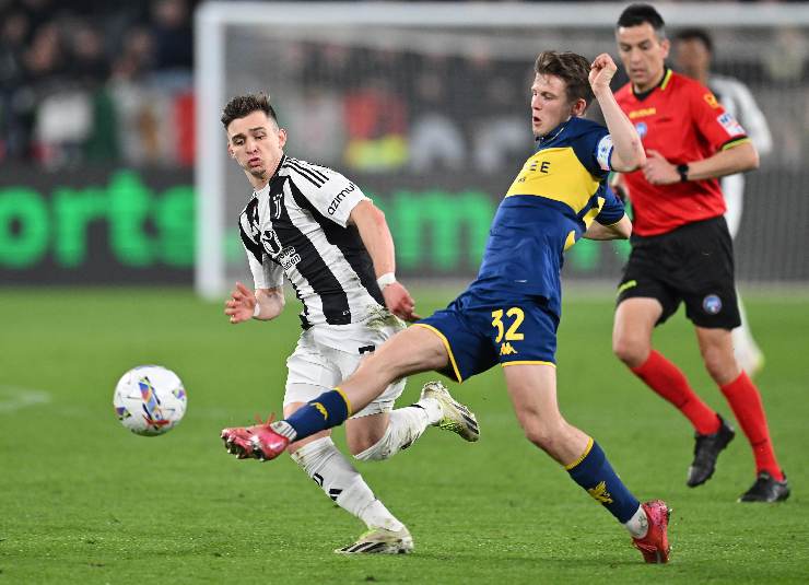 Il centrocampista del Genoa Frendrup mentre contrasta un calciatore della Juve