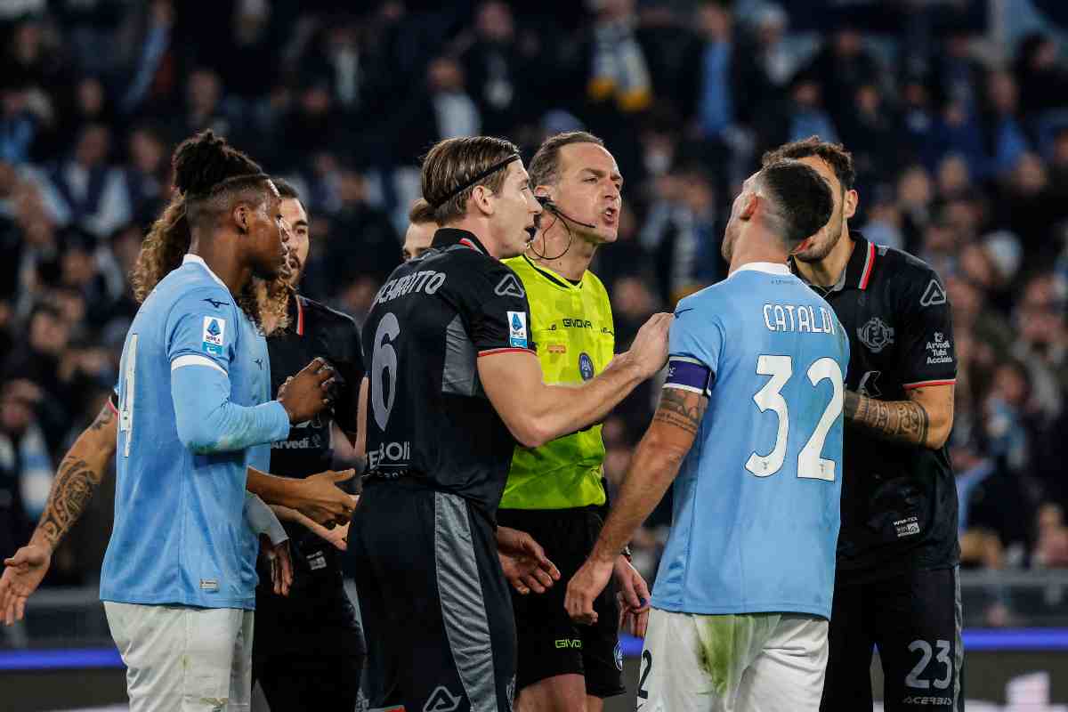 L'arbitro Pairetti che discute con Cataldi durante Lazio-Cremonese