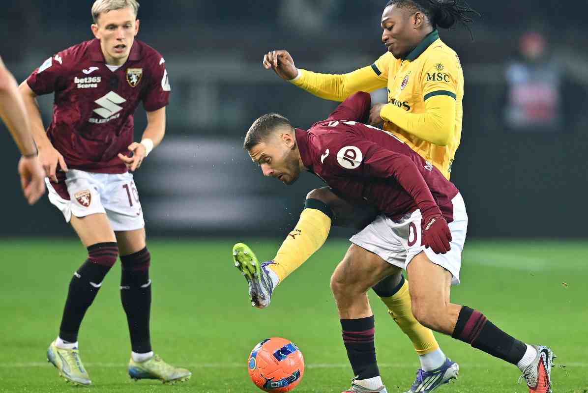 Rafa Leao durante un'azione con il Torino poco prima di farsi male