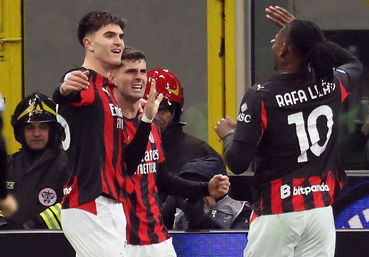 Leao che esulta dopo un gol e viene festeggiato dai compagni 