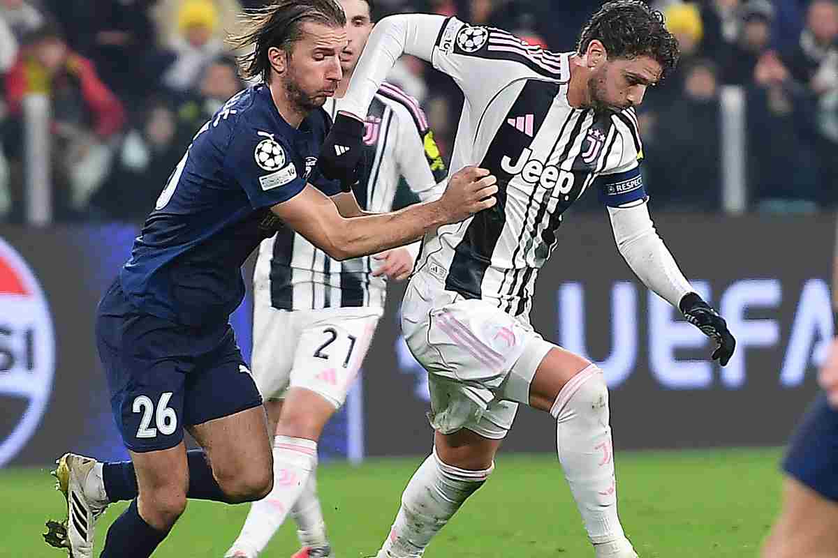 Manuel Locatelli mentre cerca di vincere un contrasto