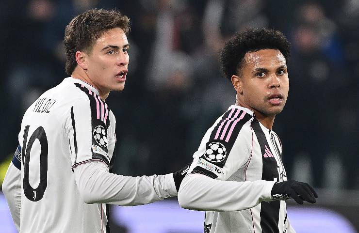 Il centrocampista bianconero McKennie che esulta con Yildiz dopo una rete