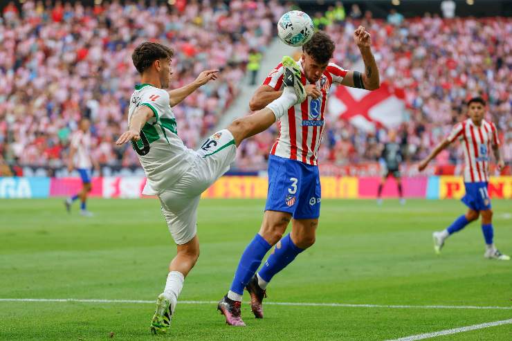 Mendoza dell'Elche mentre contrasta un calciatore dell'Atletico Madrid