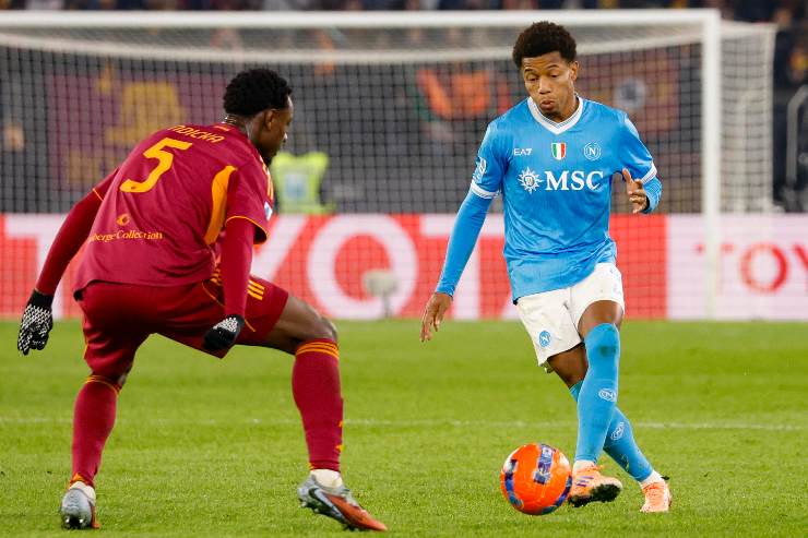 L'esterno d'attacco del Napoli Neres contro la Roma