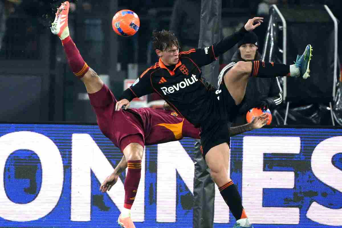 Il talentuoso giocatore del Como Nico Paz in azione contro la Roma