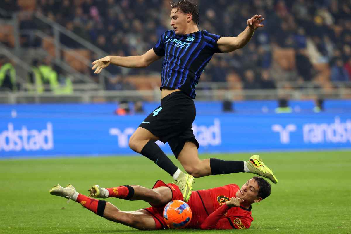 L'attaccante dell'Inter Pio Esposito mentre cerca una conclusione a rete