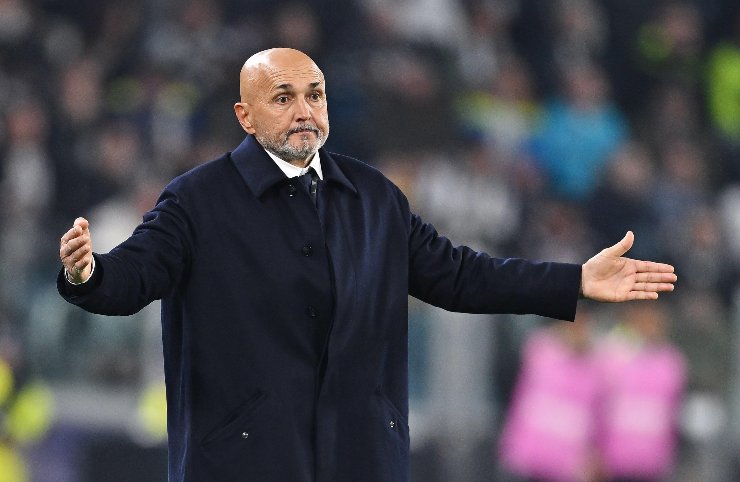 Luciano Spalletti mentre apprezza una giocata della sua squadra durante la sfida con la Roma