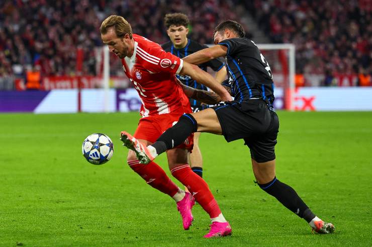 Aleksandar Stankovic mentre cerca di togliere il pallone a Kane del Bayer Monaco