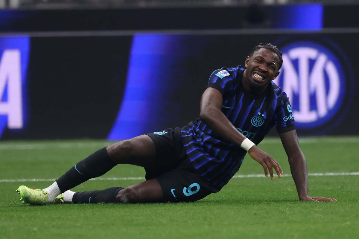 Marcos Thuram sofferente per una botta che ha preso durante una gara di Champions