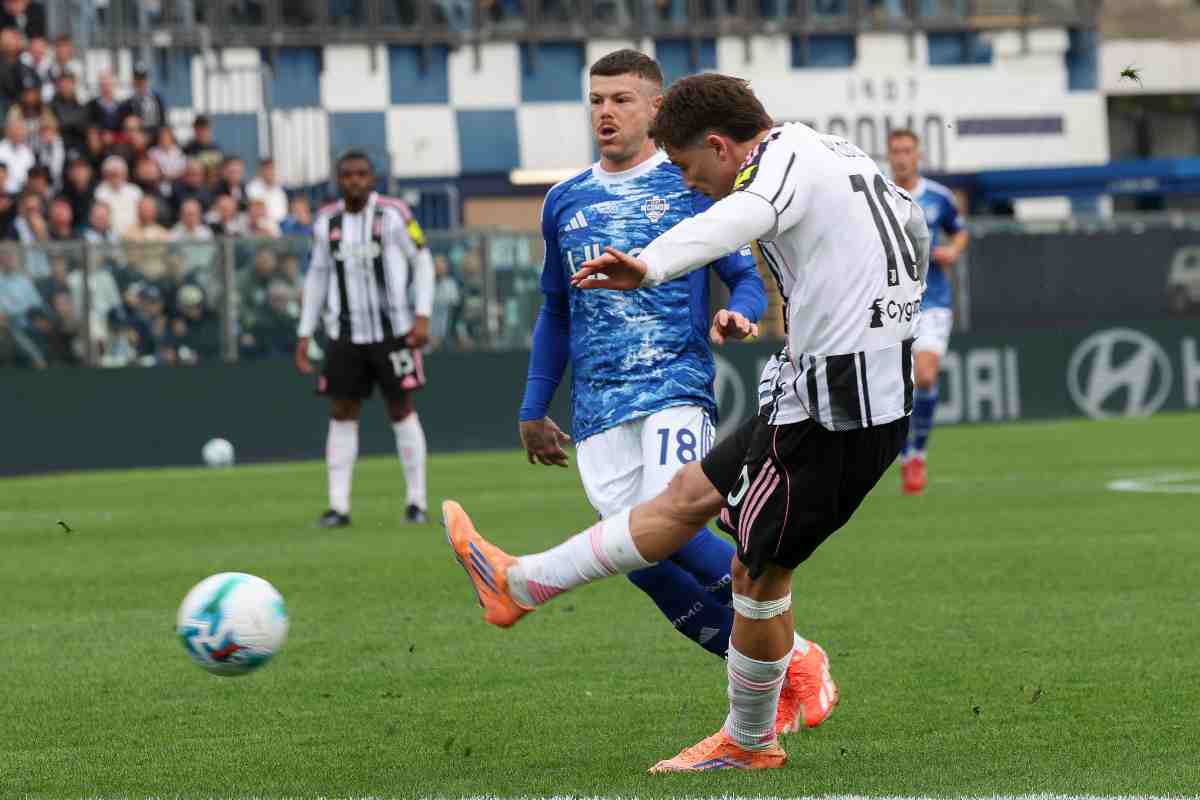 Kenan Yildiz mentre cerca di tirare in porta