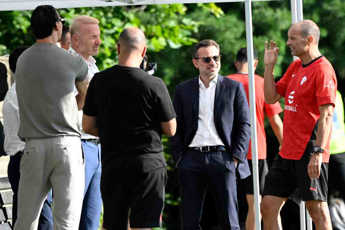 L'intero staff del Milan mentre cerca di fare il putno della situazione sul mercato