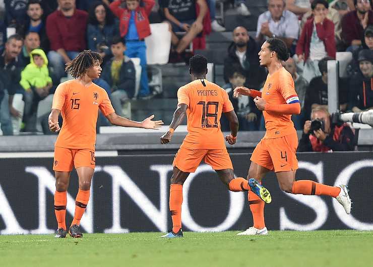 Nathan Aké del City mentre esulta dopo un gol in nazionale con l'Olanda