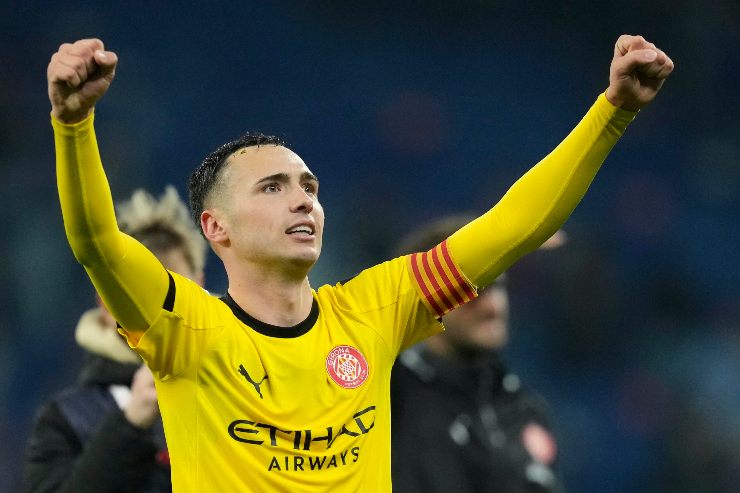 Arnau Martinez capitano del Girona mentre festeggia una vittoria della sua squadra