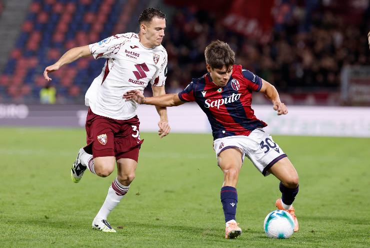 Kristjan Asllani mentre cerca di contrastare Dominguez del Bologna