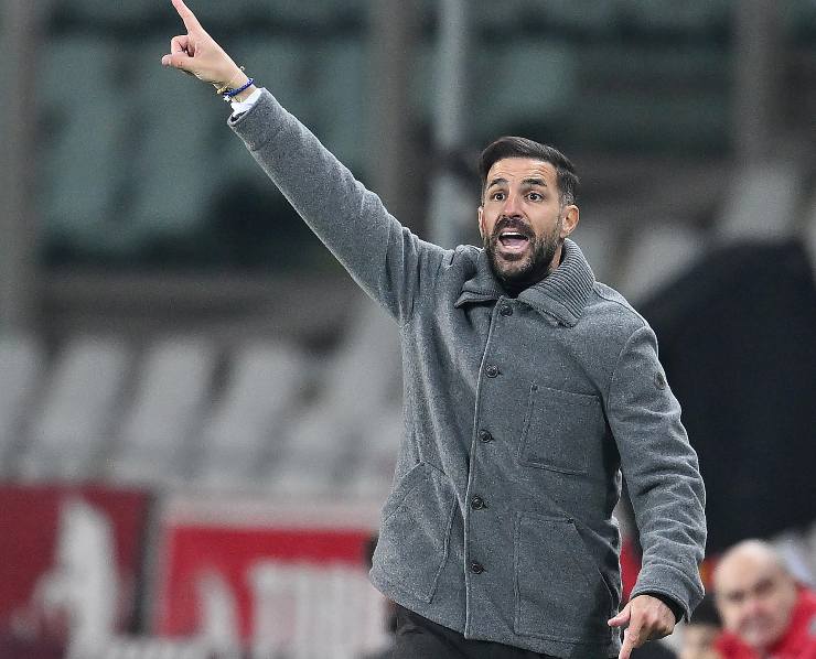 Cesc Fabregas mentre dà indicazioni alla sua squadra