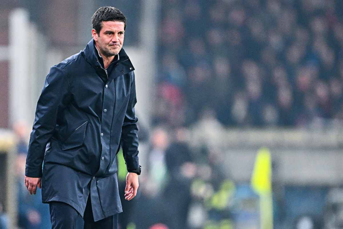 Christian Chivu mentre guida i suoi giocatori dalla panchina