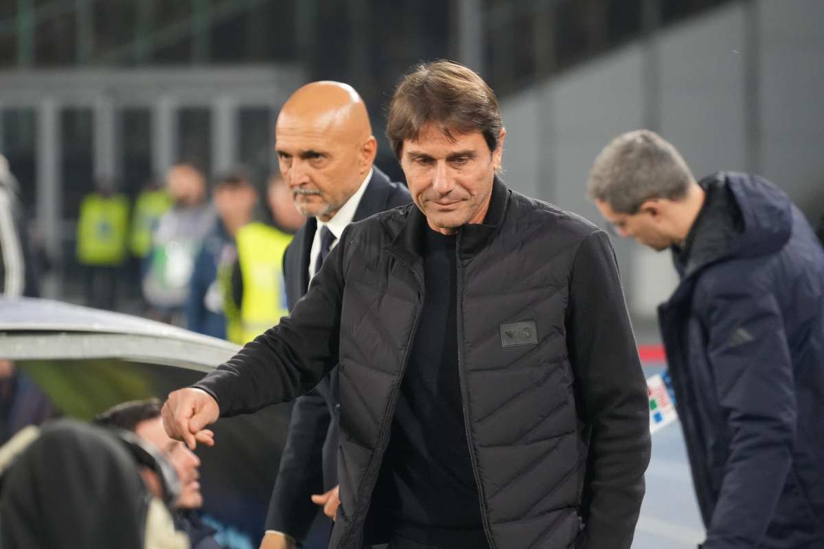 Antonio Conte mentre saluta Splletti poco prima della sfida con la Juventus al Maradona