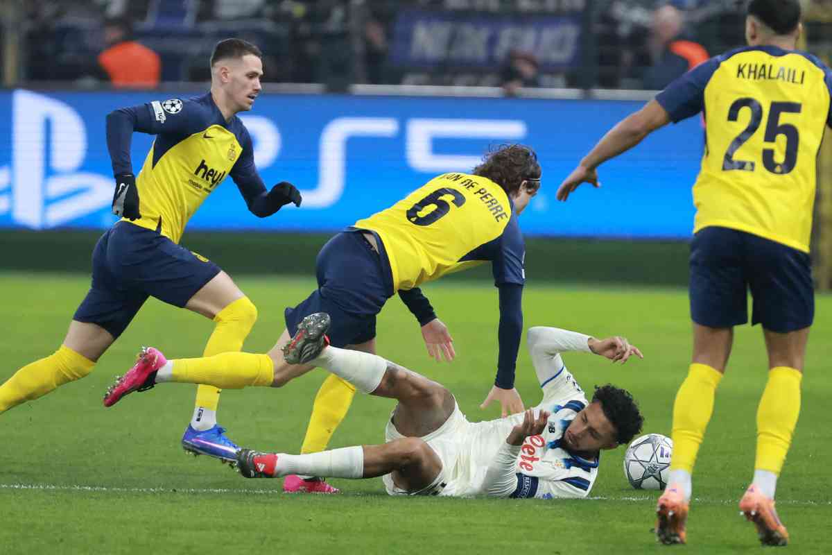 Ederson mentre cerca di sfuggire alla morsa dei giocatori avversari