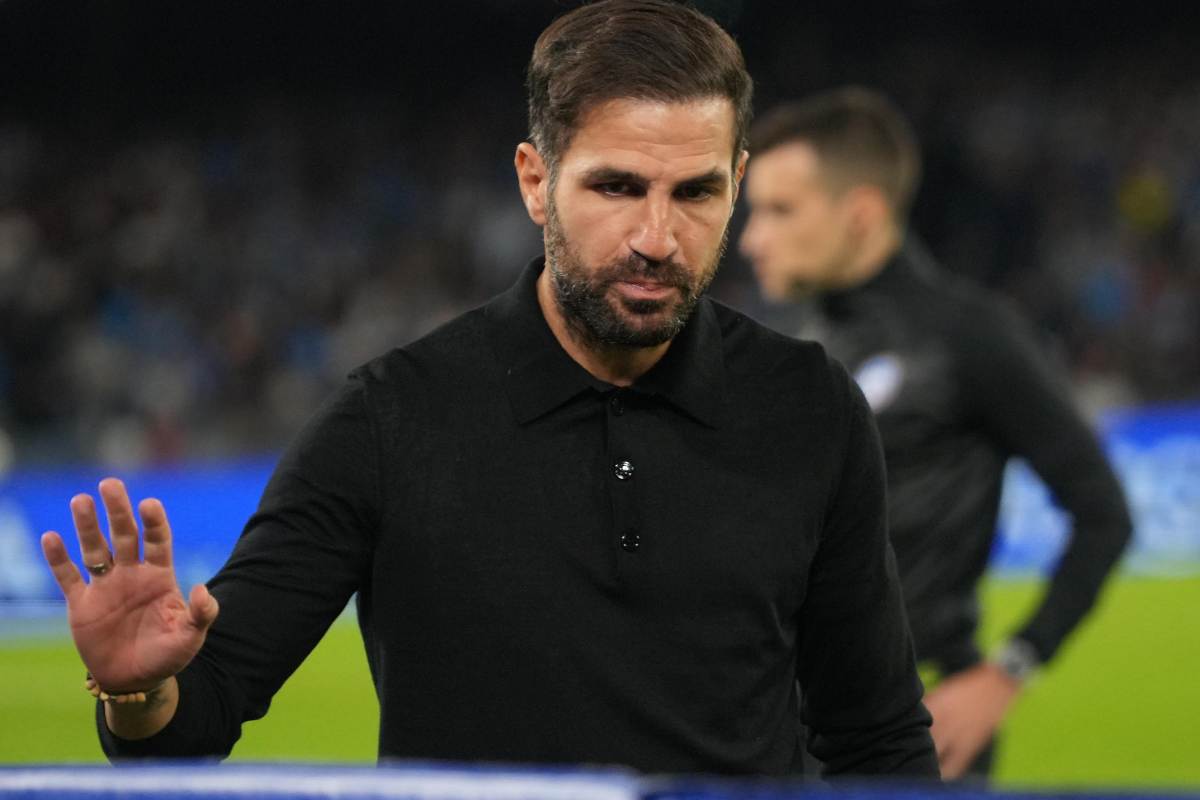 Cesc Fabregas mentre saluta la sua squadra alla fine di una gara