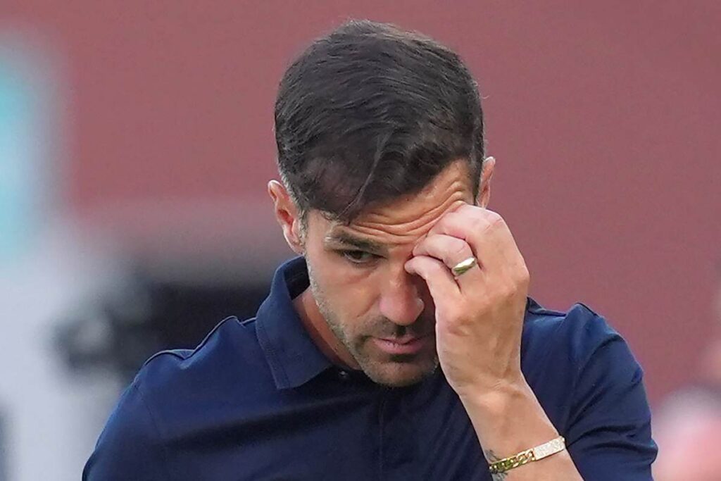 Cesc Fabregas mentre riflette sul suo Como