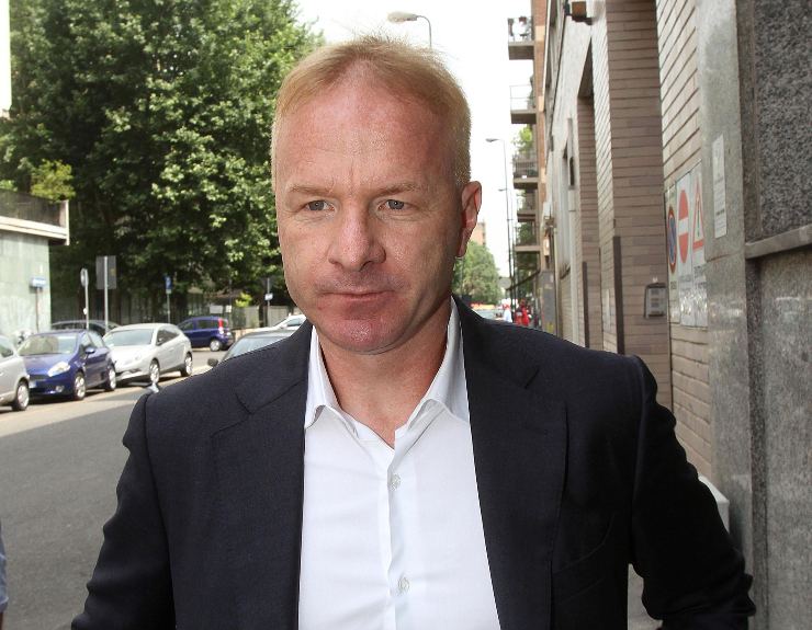 Igli Tare mentre cammina per le vie di Mlano