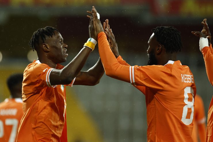 L'ex giocatore di Milan e Atalanta Kessie mentre gioca con la nazionale della Costa d'Avorio