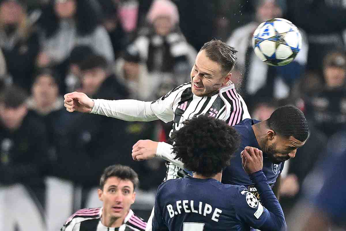 Il giocatore della Juve Koopmeiners mentre cerca di vincere un contrasto