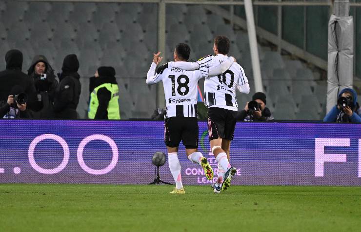 Filip Kostic mentre festeggia insieme a Yildiz la rete del vantaggio con la Fiorentina