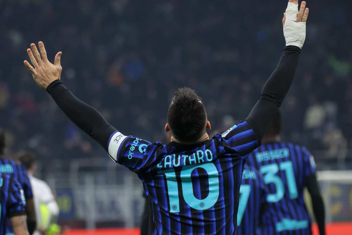 Lautaro Martinez mentre esulta dopo la rete al Bologna