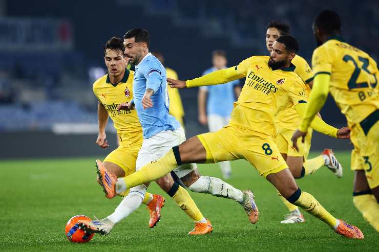 Il milanista Loftus-Cheek mentre cerca di togliere il pallone a Zaccagni