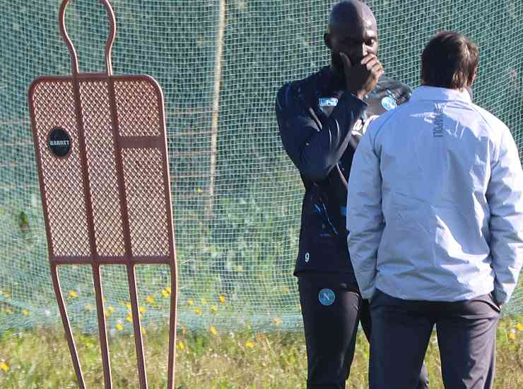 Romelu Lukaku e Antonio Conte mentre parlano prima dell'allenamento