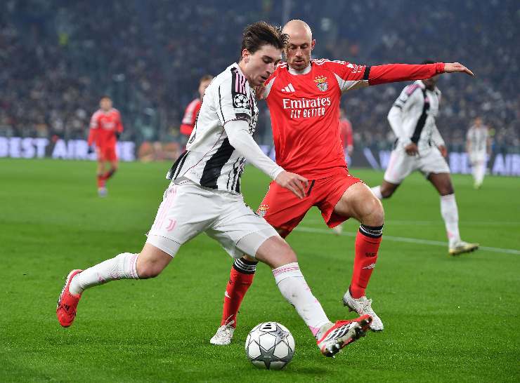 Il centrocampista della Juve Miretti mentre cerca di superare un difensore del Benfica