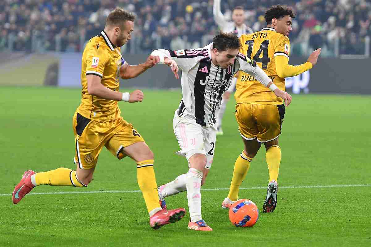 Il centrocampista della Juve Miretti mentre supera due avversari