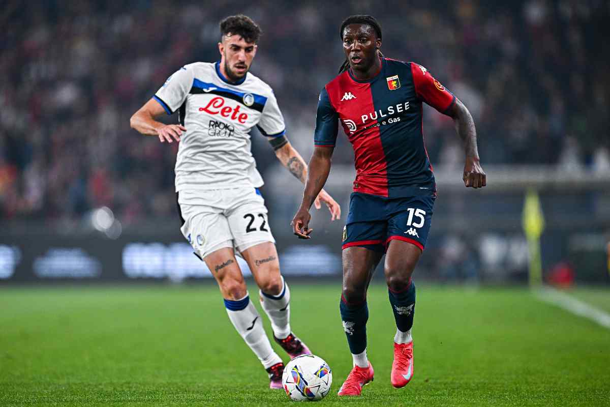 Il laterale del Genoa Norton Cuffy mentre difende contro l'Atalanta