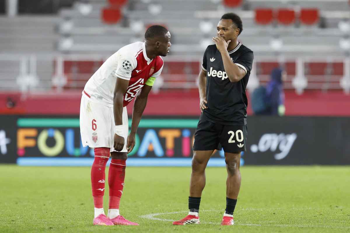 Openda che chiacchiera con un avversario a fine partita