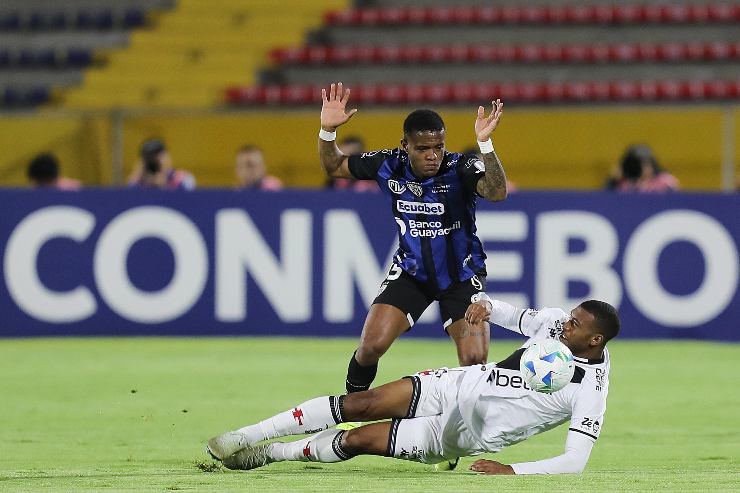 Rayan Simplicio mentre cerca un contrasto col difensore